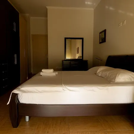 Lakeside Cane * Tirana